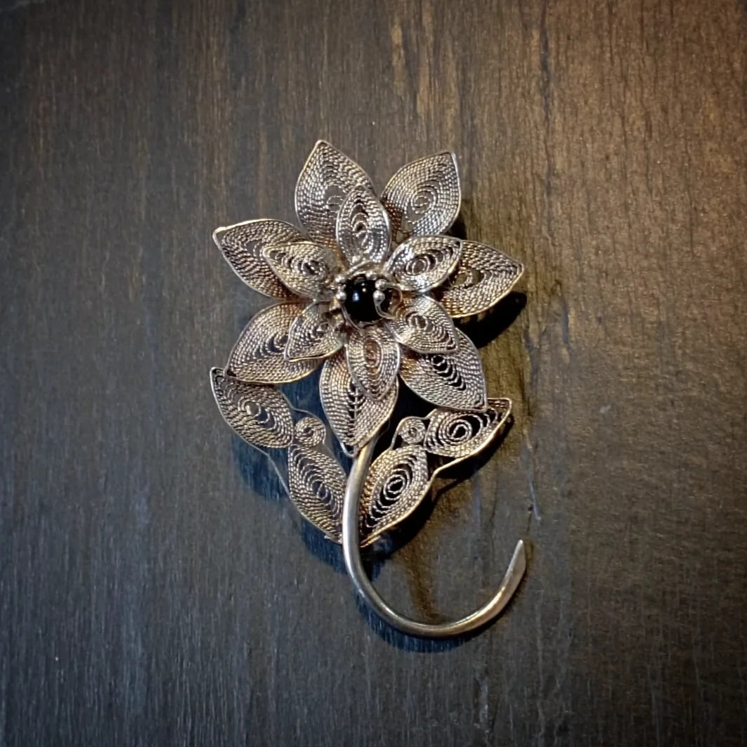 Broche florale en argent filigrané