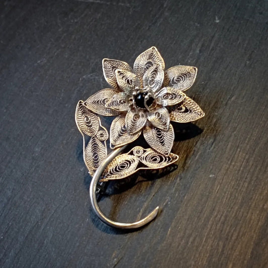 Broche florale en argent filigrané