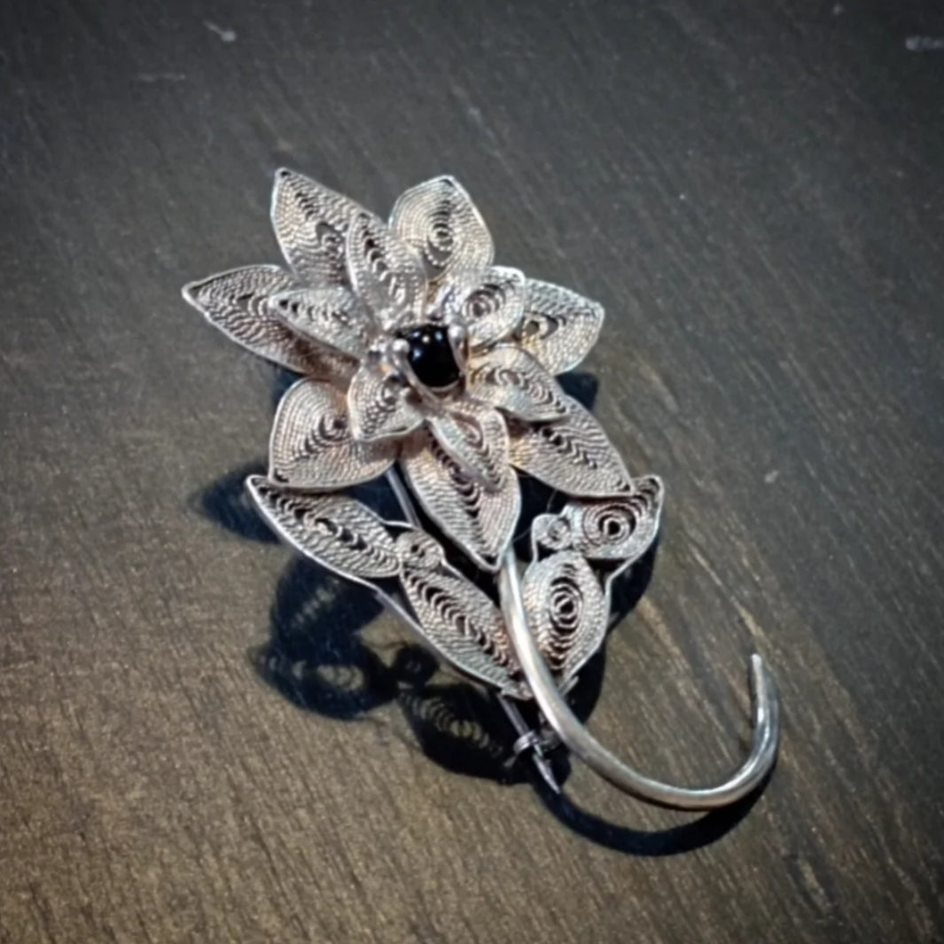 Broche florale en argent filigrané