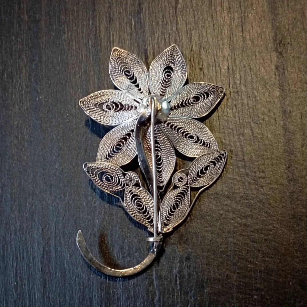 Broche florale en argent filigrané