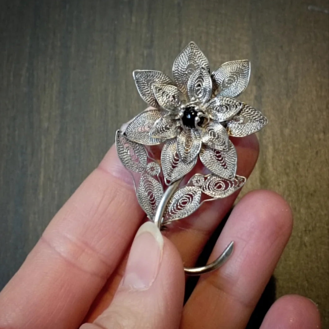 Broche florale en argent filigrané