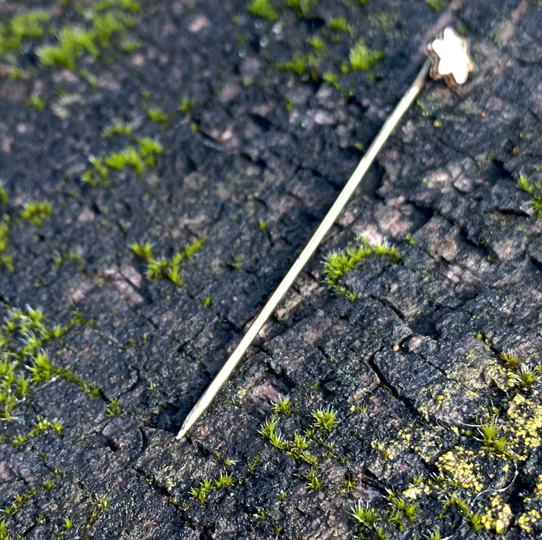 Petite épingle à cravate en métal plaqué or et demi perle fine