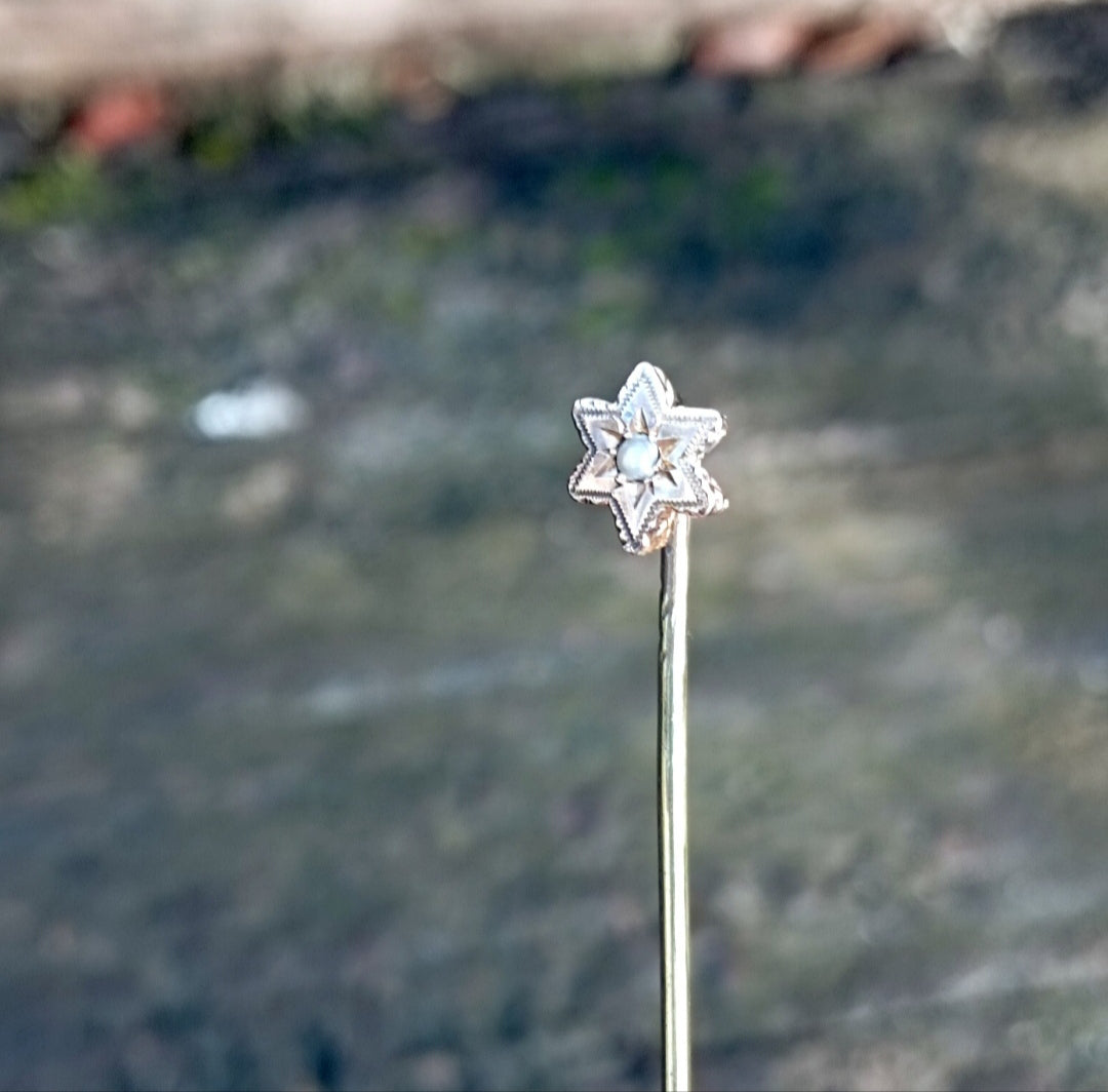 Petite épingle à cravate en métal plaqué or et demi perle fine