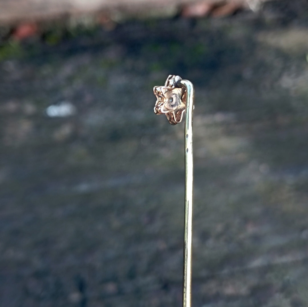 Petite épingle à cravate en métal plaqué or et demi perle fine