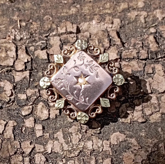 Bague en or jaune 18 carats orné de diamants taille rond brillant, d'un saphir taille cabochon et de saphirs taille triangle - Bijoux et montres Bague en or jaune 18 carats orné de diamants taille rond brillant, d'un saphir taille cabochon et de saphirs taille triangle - Bijoux et montres