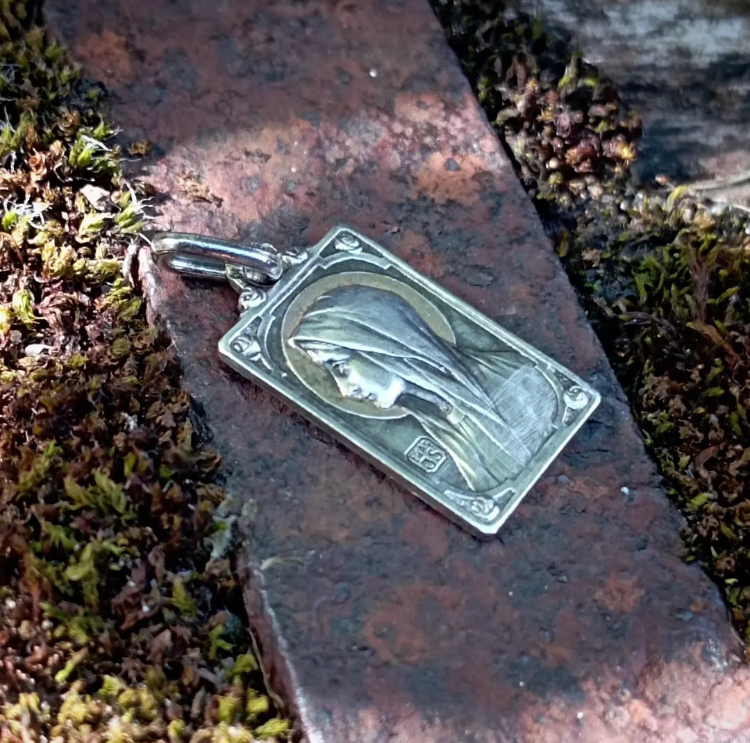 Médaille ancienne Marie auréolée argent et vermeil et chaîne