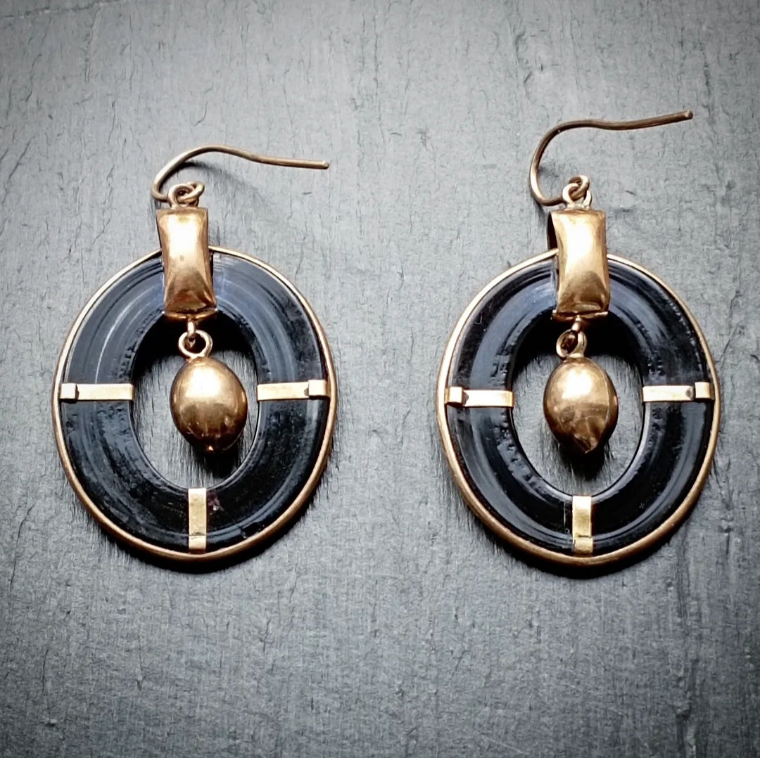 Boucles d'oreilles pendantes de deuil en verre et laiton doré