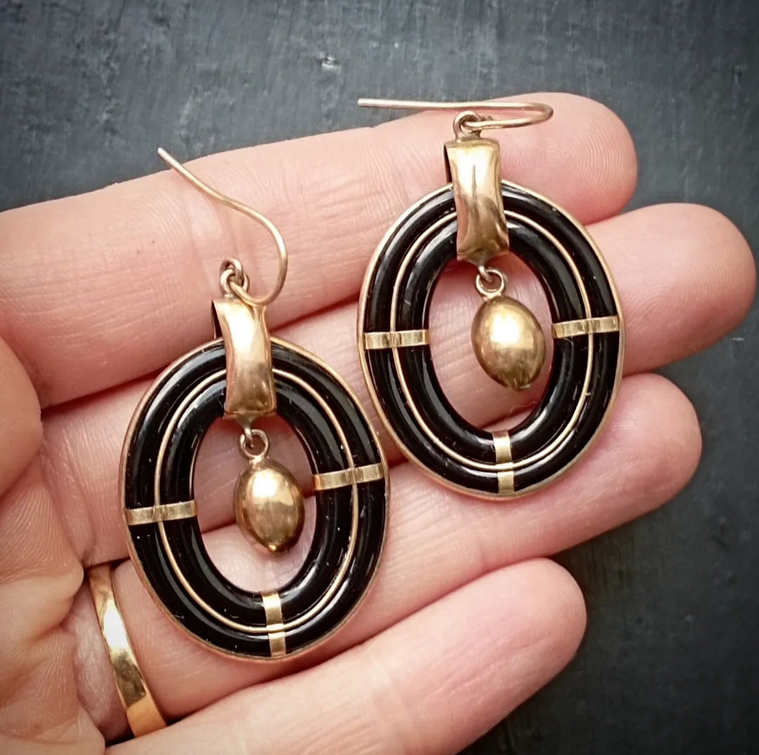 Boucles d'oreilles pendantes de deuil en verre et laiton doré