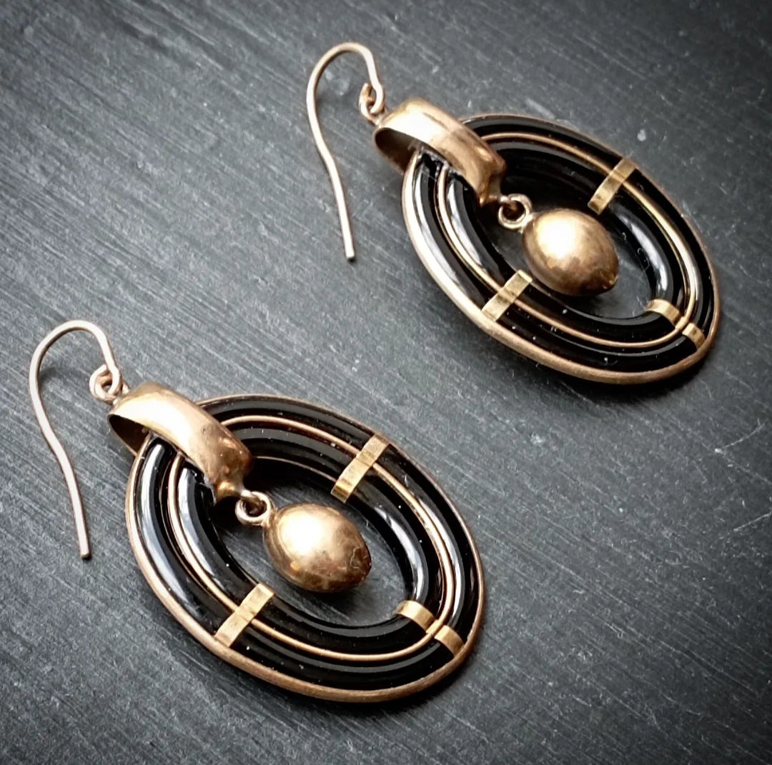 Boucles d'oreilles pendantes de deuil en verre et laiton doré