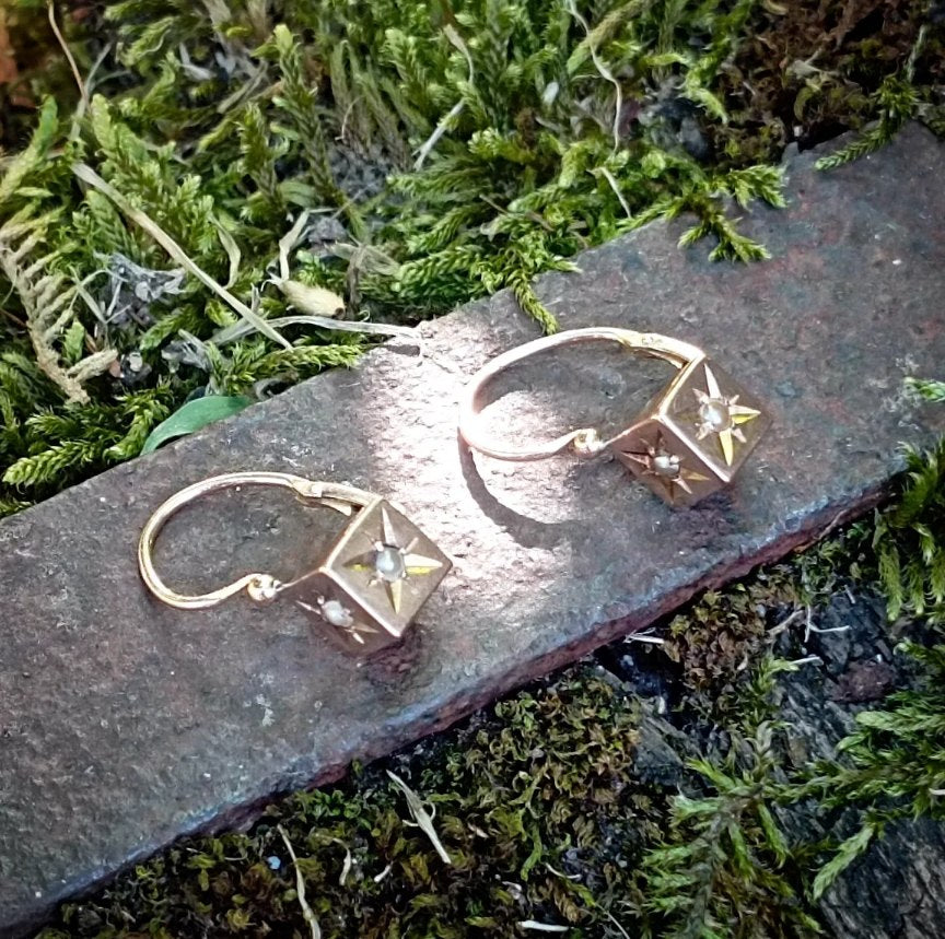 Boucles d'oreilles dormeuses anciennes perles fines en or