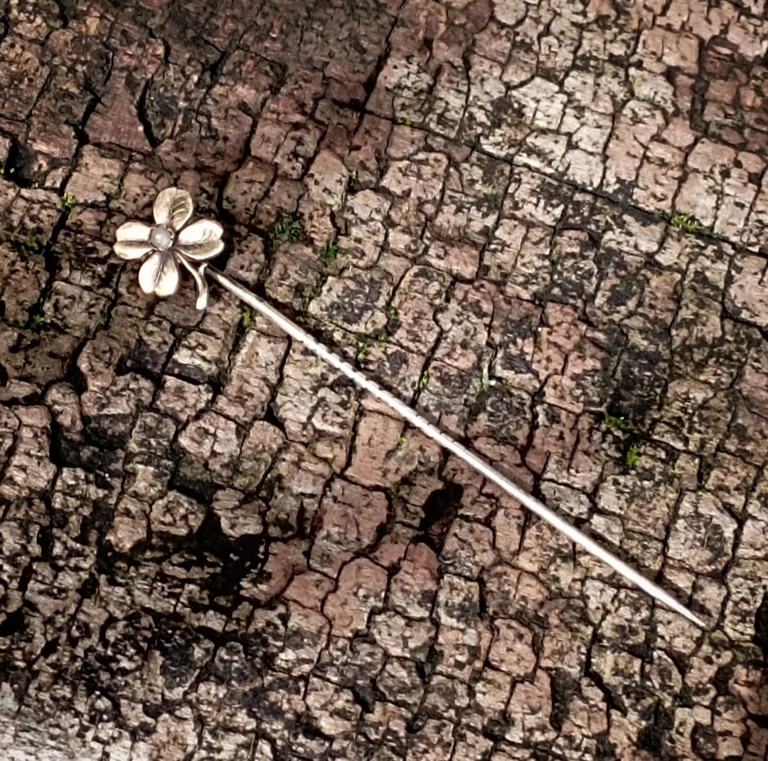 Epingle trèfle à quatre feuilles en vermeil et perle fine