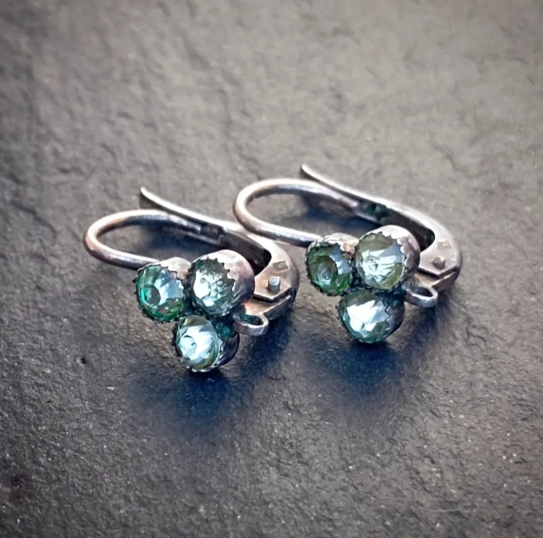 Boucles d'oreilles dormeuses en argent et pierres du Rhin