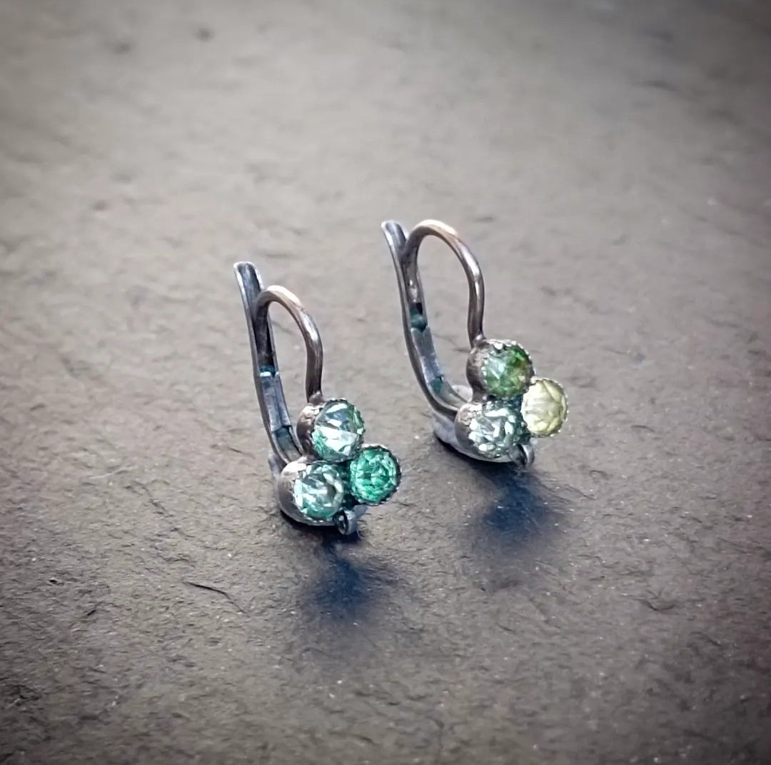 Boucles d'oreilles dormeuses en argent et pierres du Rhin