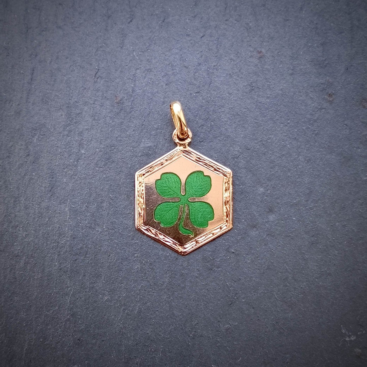 Pendentif en or rose trèfle à quatre feuilles émaillé