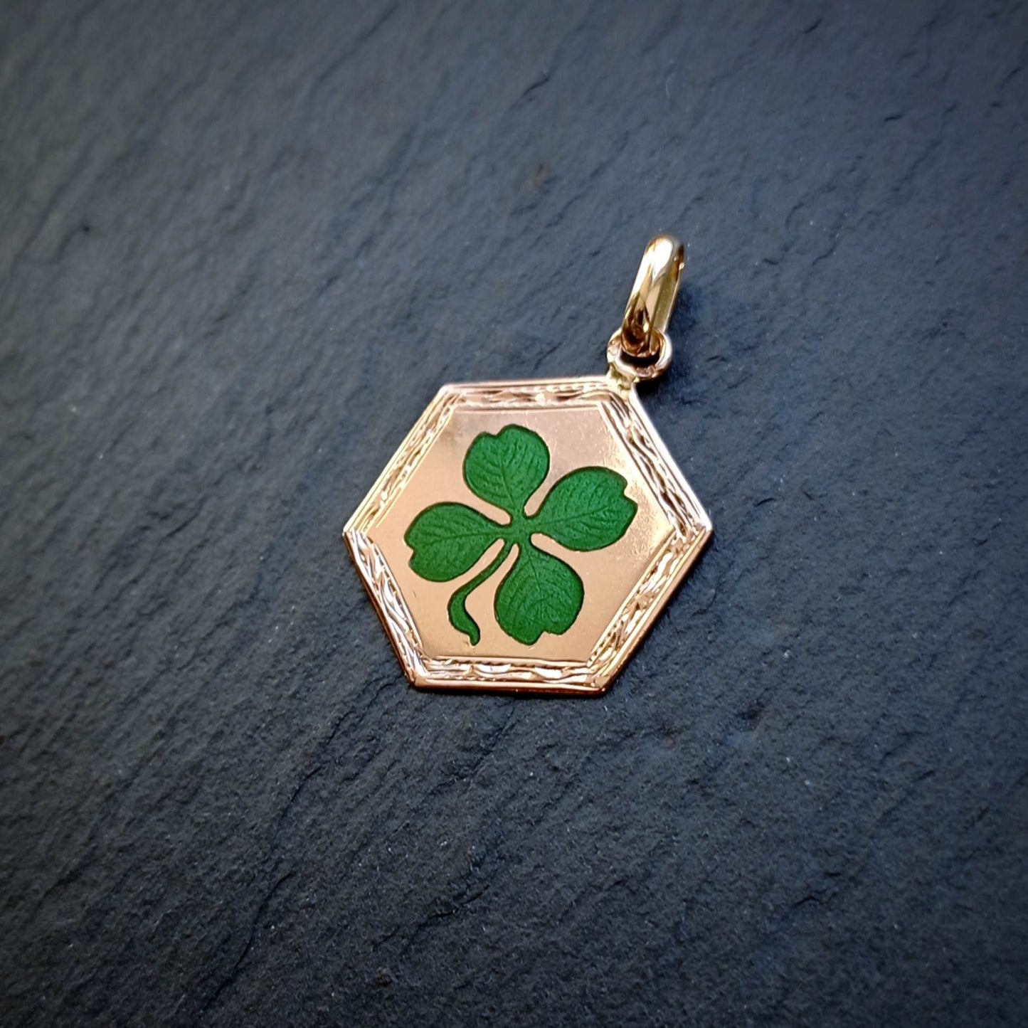 Pendentif en or rose trèfle à quatre feuilles émaillé