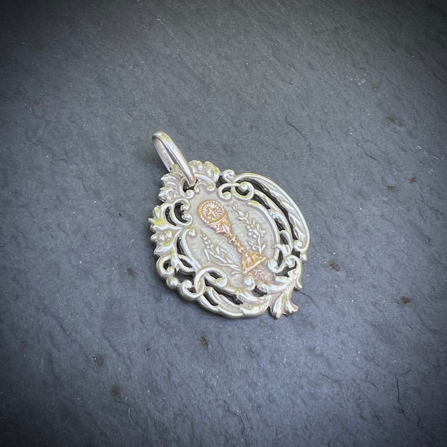 Médaille ancienne de communion en argent et vermeil