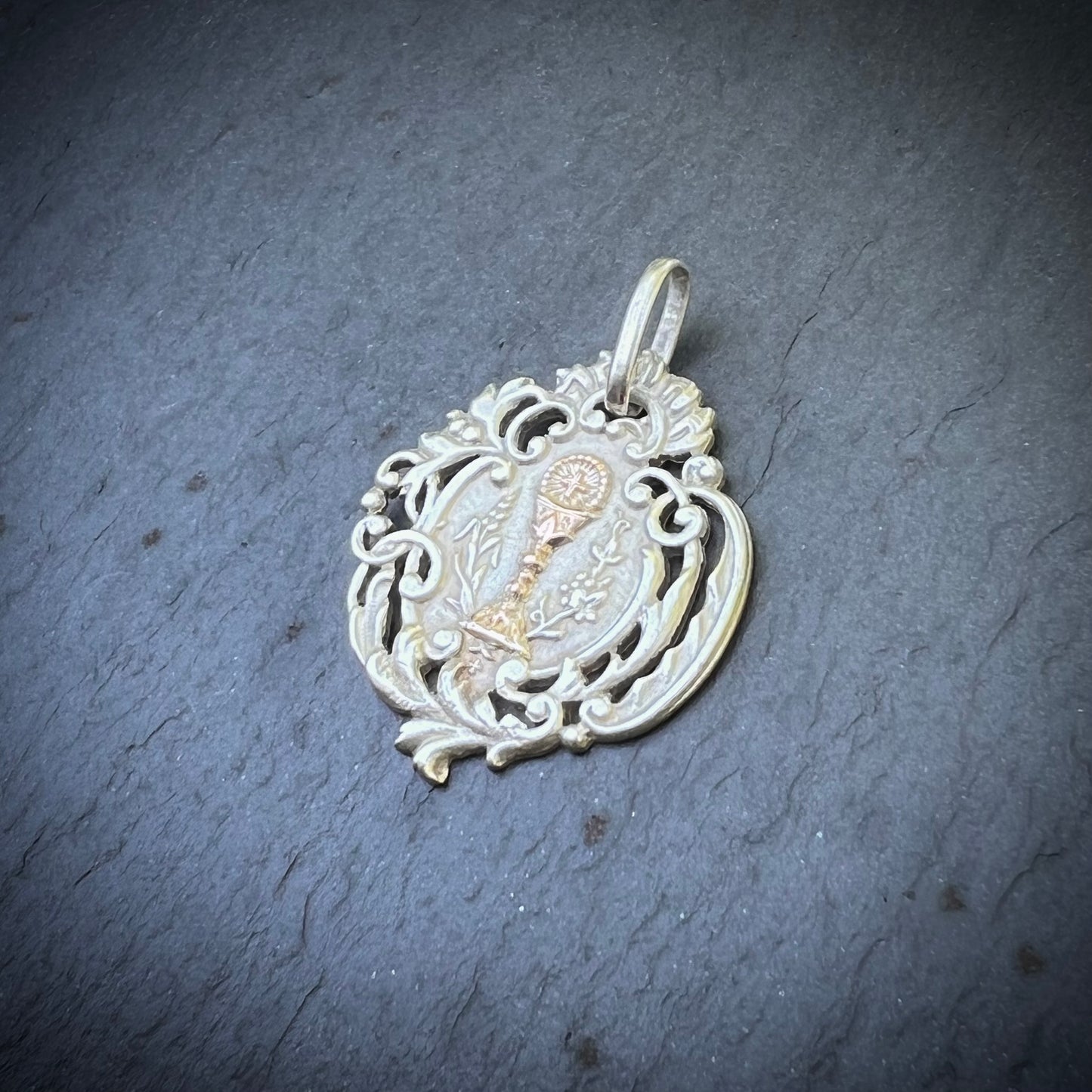 Médaille ancienne de communion en argent et vermeil