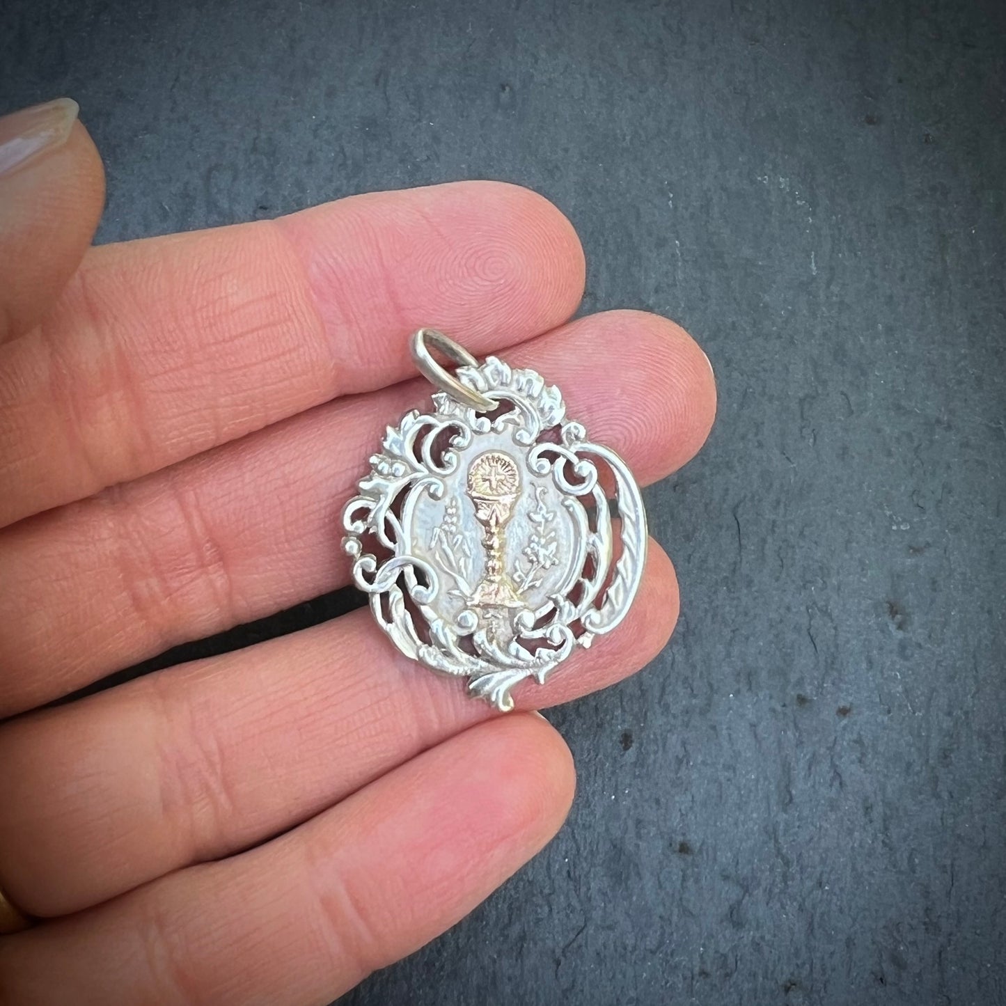 Médaille ancienne de communion en argent et vermeil