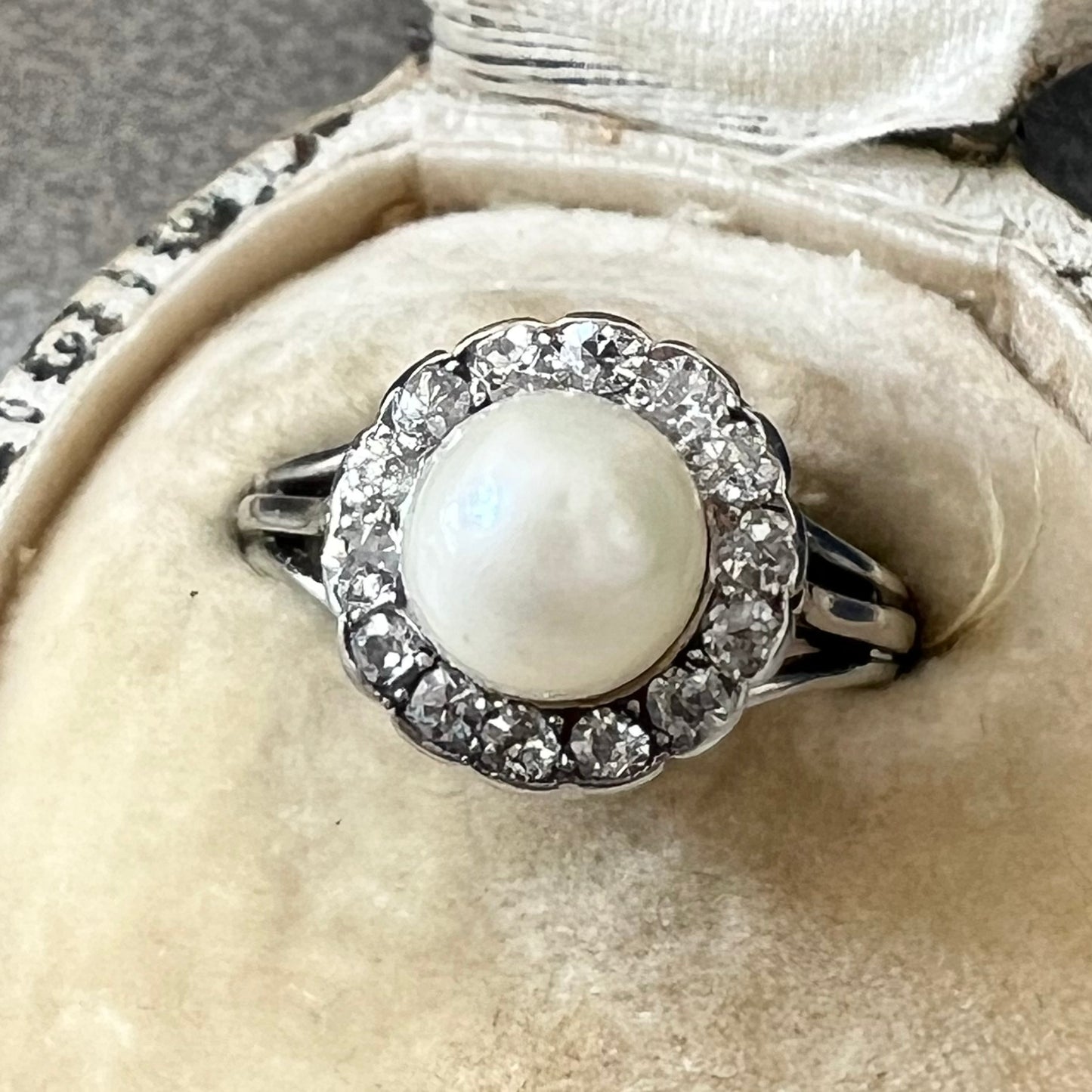 Bague ancienne perle et diamants en or et platine