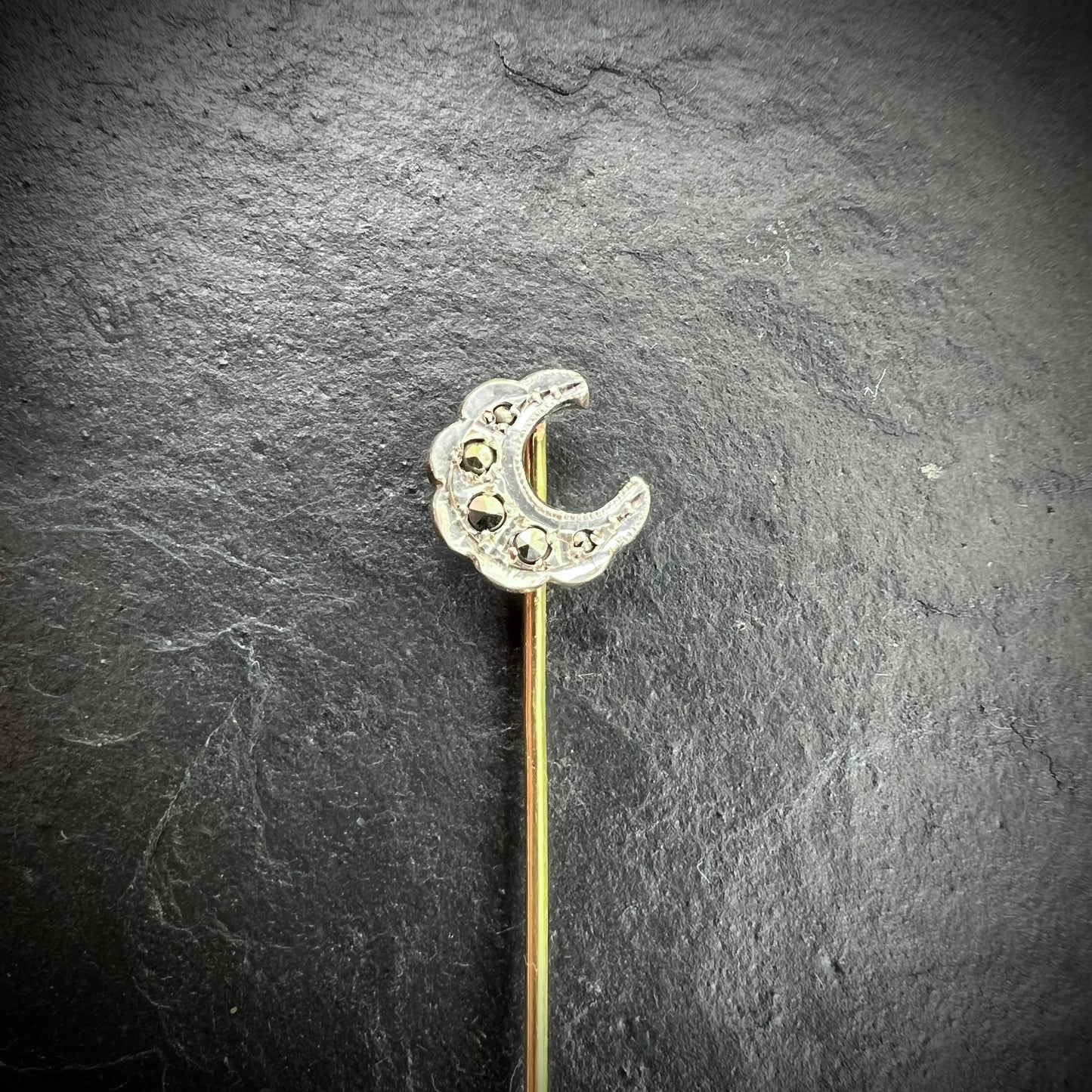 Epingle croissant de lune marcassites plaqué argent