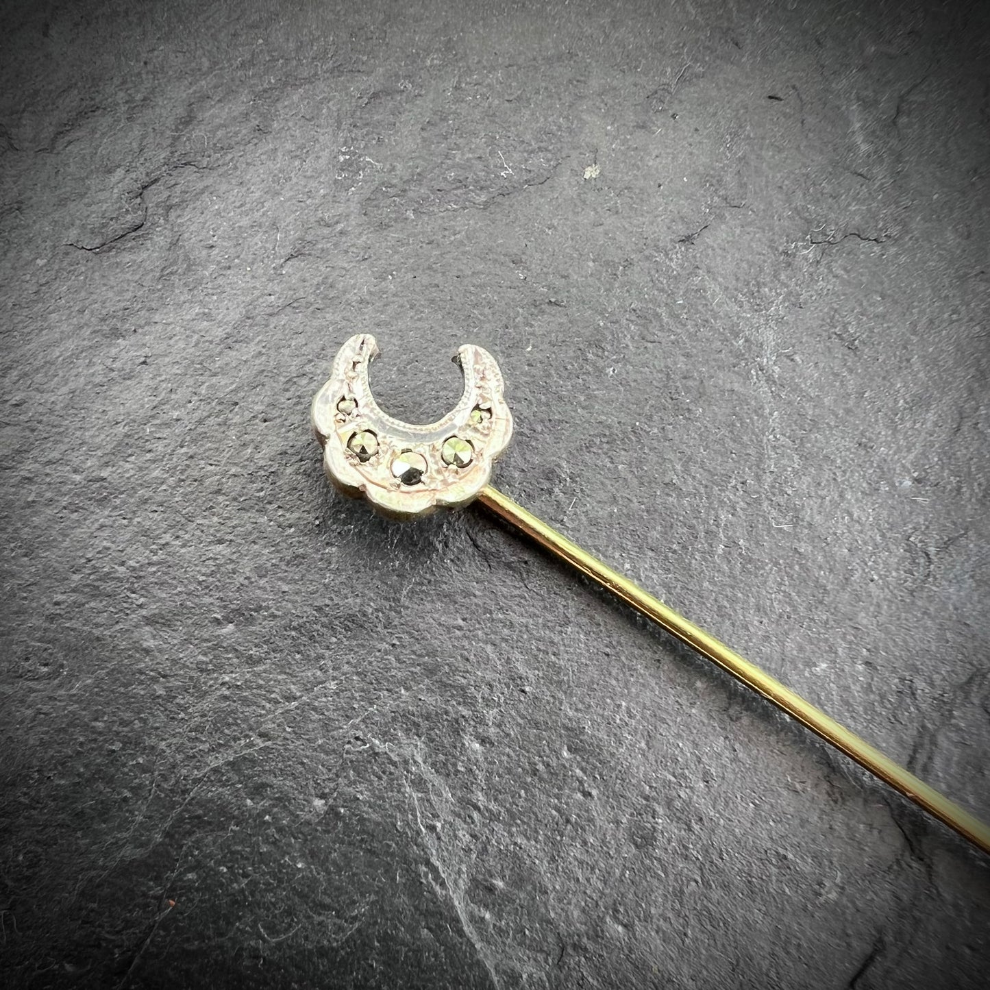 Epingle croissant de lune marcassites plaqué argent