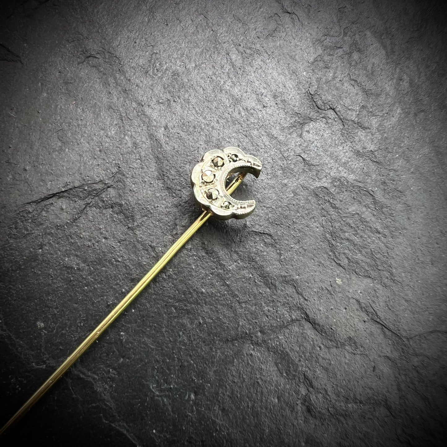 Epingle croissant de lune marcassites plaqué argent