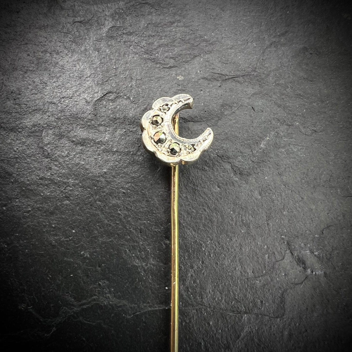 Epingle croissant de lune marcassites plaqué argent