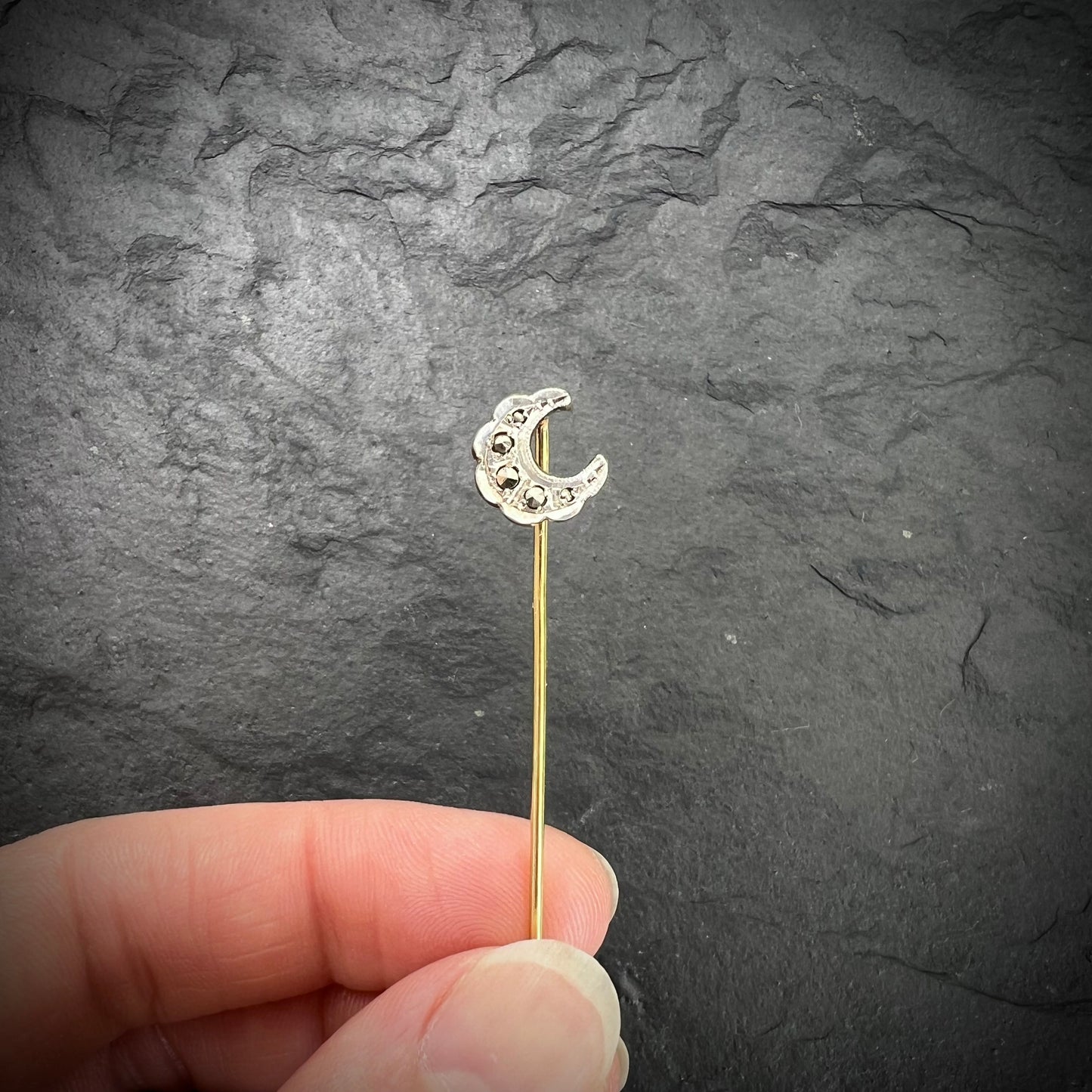 Epingle croissant de lune marcassites plaqué argent