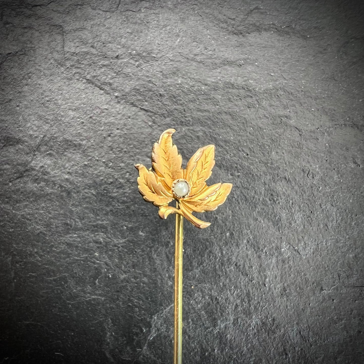 Epingle feuille et perle d'imitation