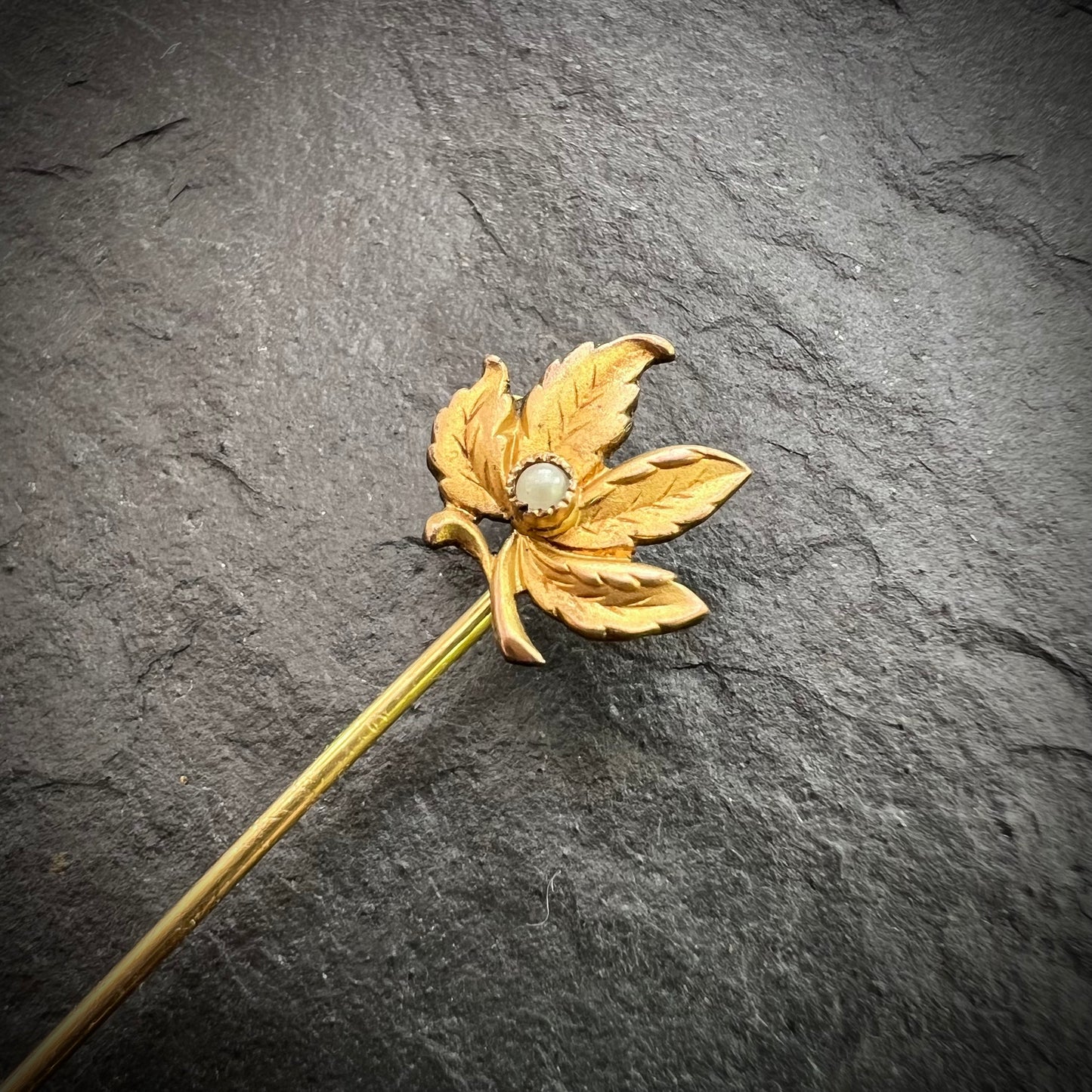 Epingle feuille et perle d'imitation