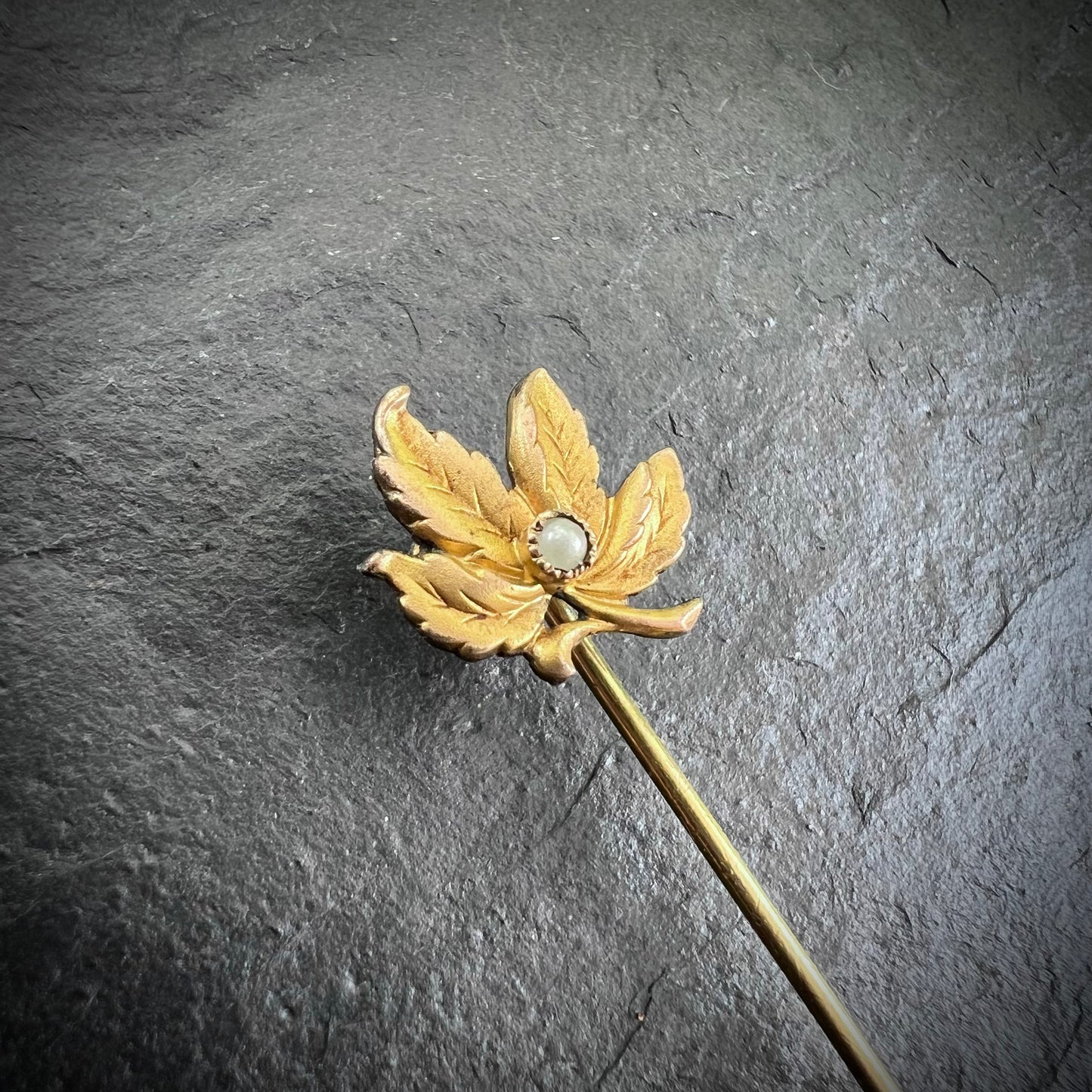 Epingle feuille et perle d'imitation