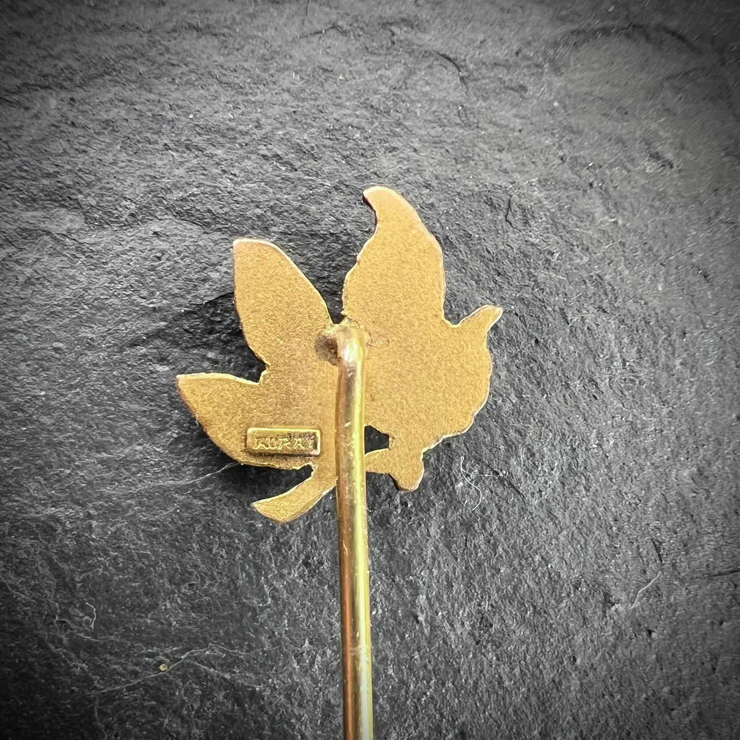 Epingle feuille et perle d'imitation