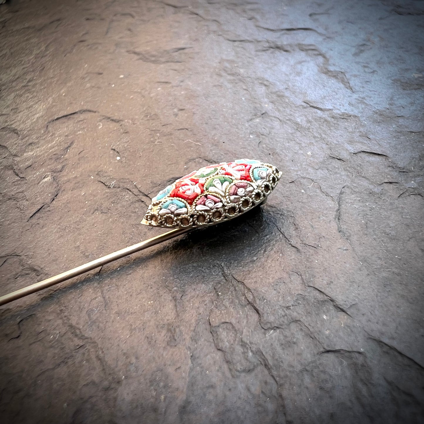 Épingle à cravate ancienne en micromosaïque