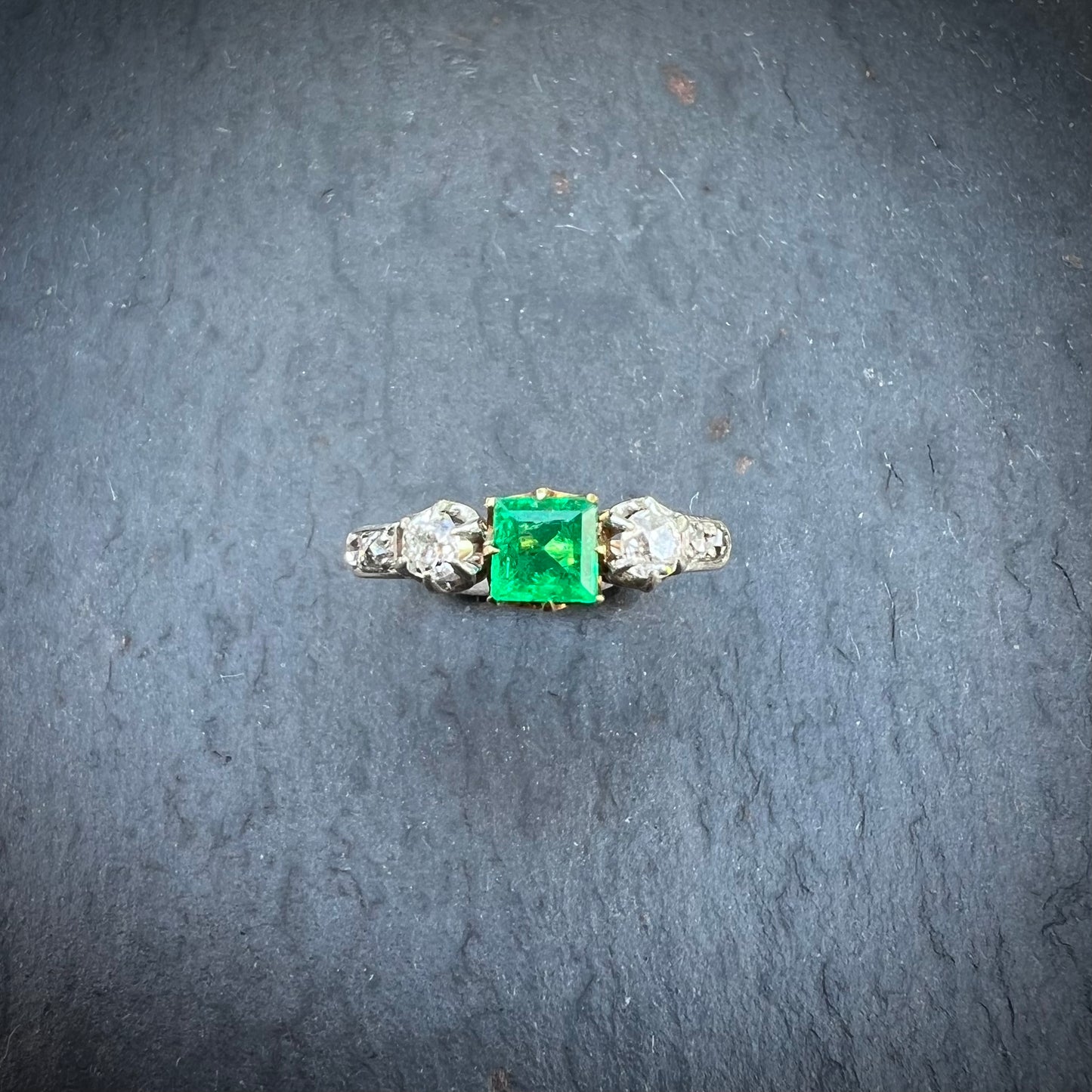 Bague ancienne émeraude de Colombie et diamants en or