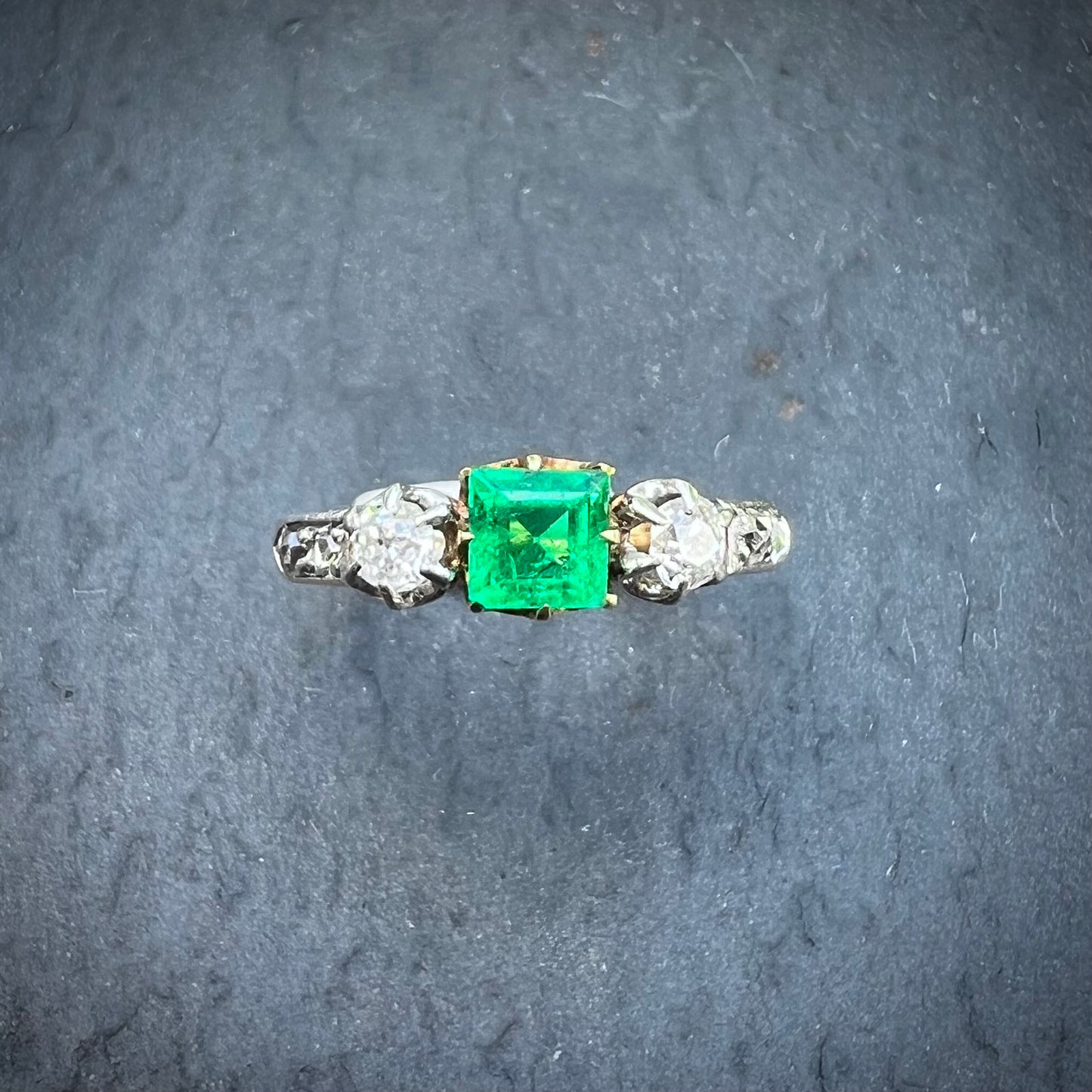 Bague ancienne émeraude de Colombie et diamants en or