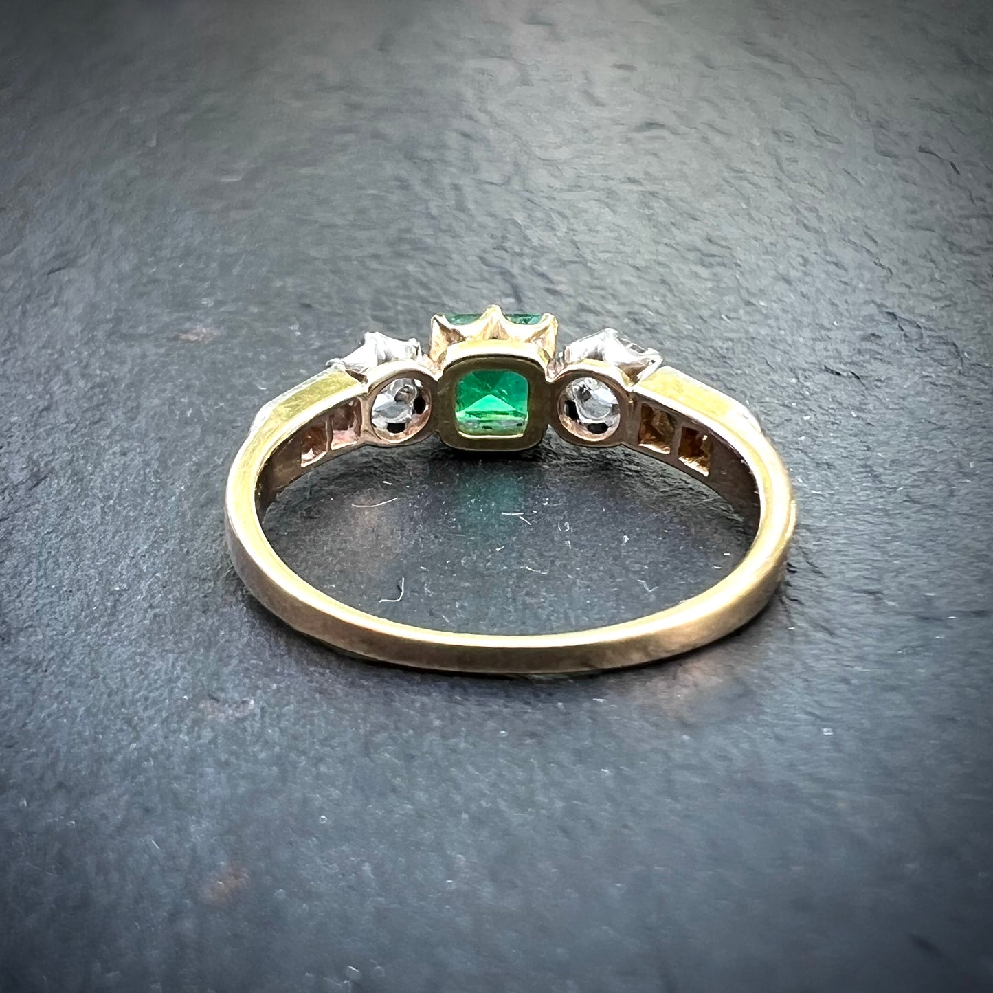 Bague ancienne émeraude de Colombie et diamants en or