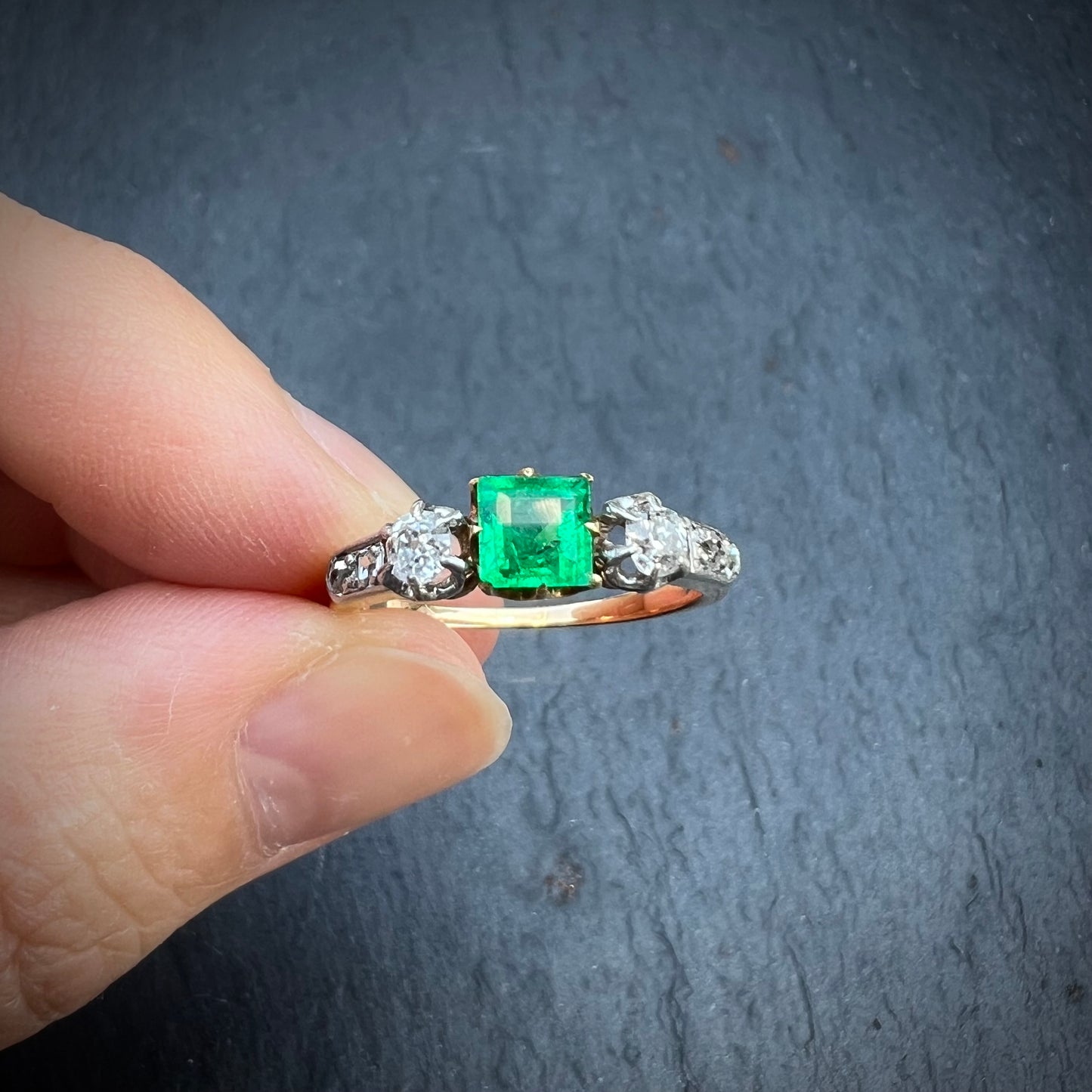 Bague ancienne émeraude de Colombie et diamants en or