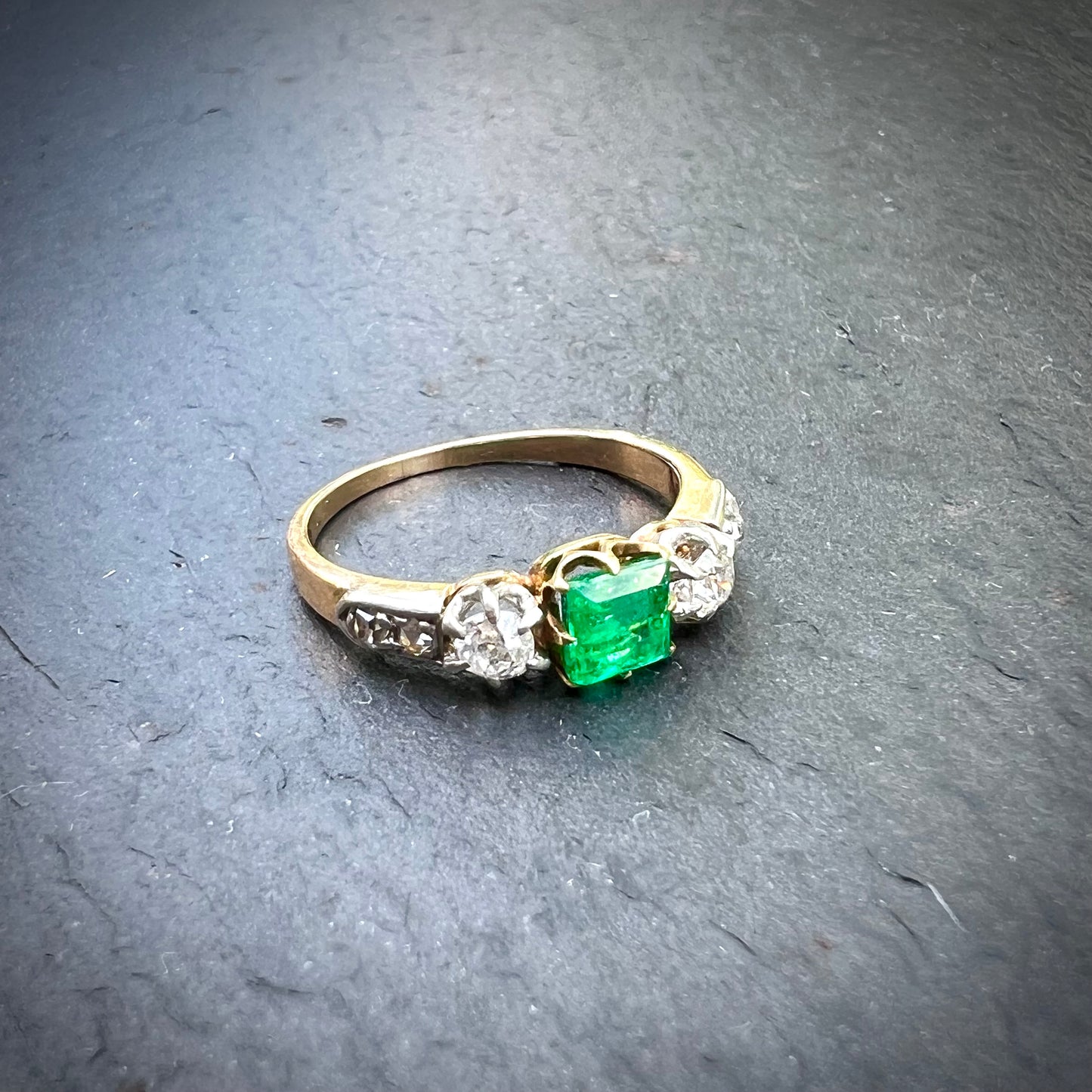 Bague ancienne émeraude de Colombie et diamants en or