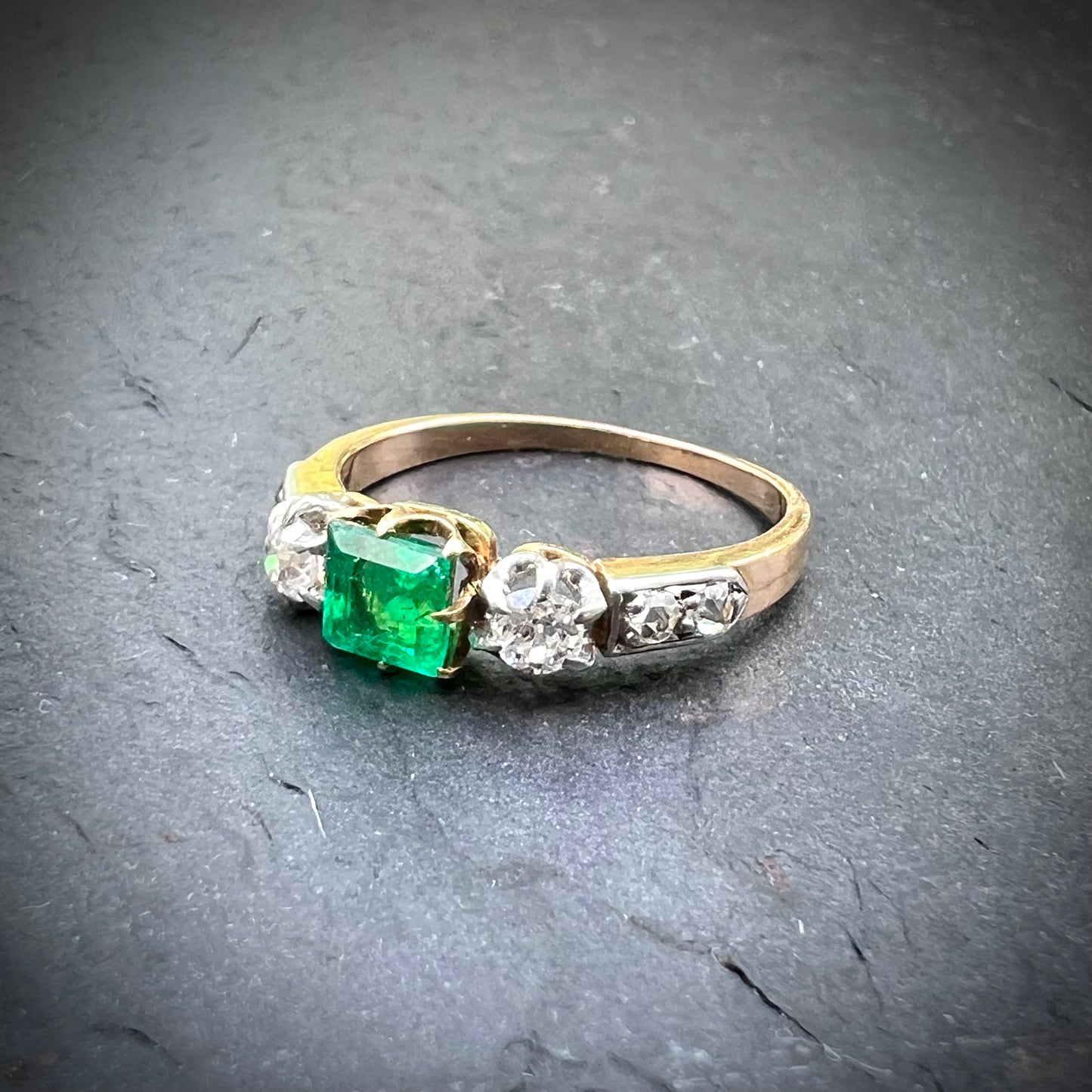 Bague ancienne émeraude de Colombie et diamants en or