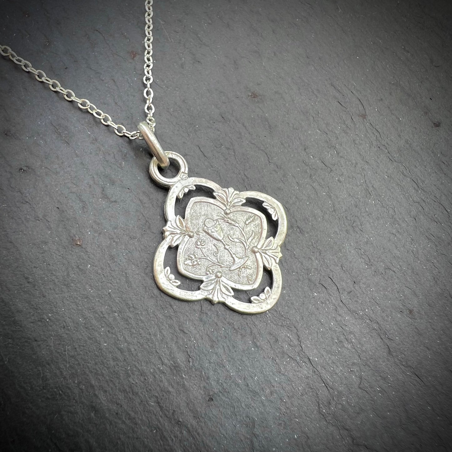 Médaille de communion quadrilobée en argent