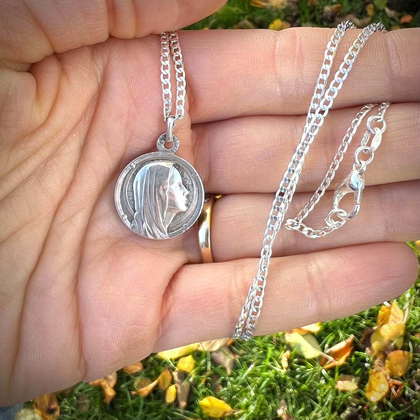 Médaille Art deco de la Vierge Marie en argent