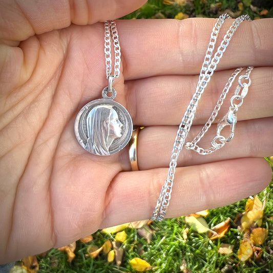 Médaille Art deco de la Vierge Marie en argent