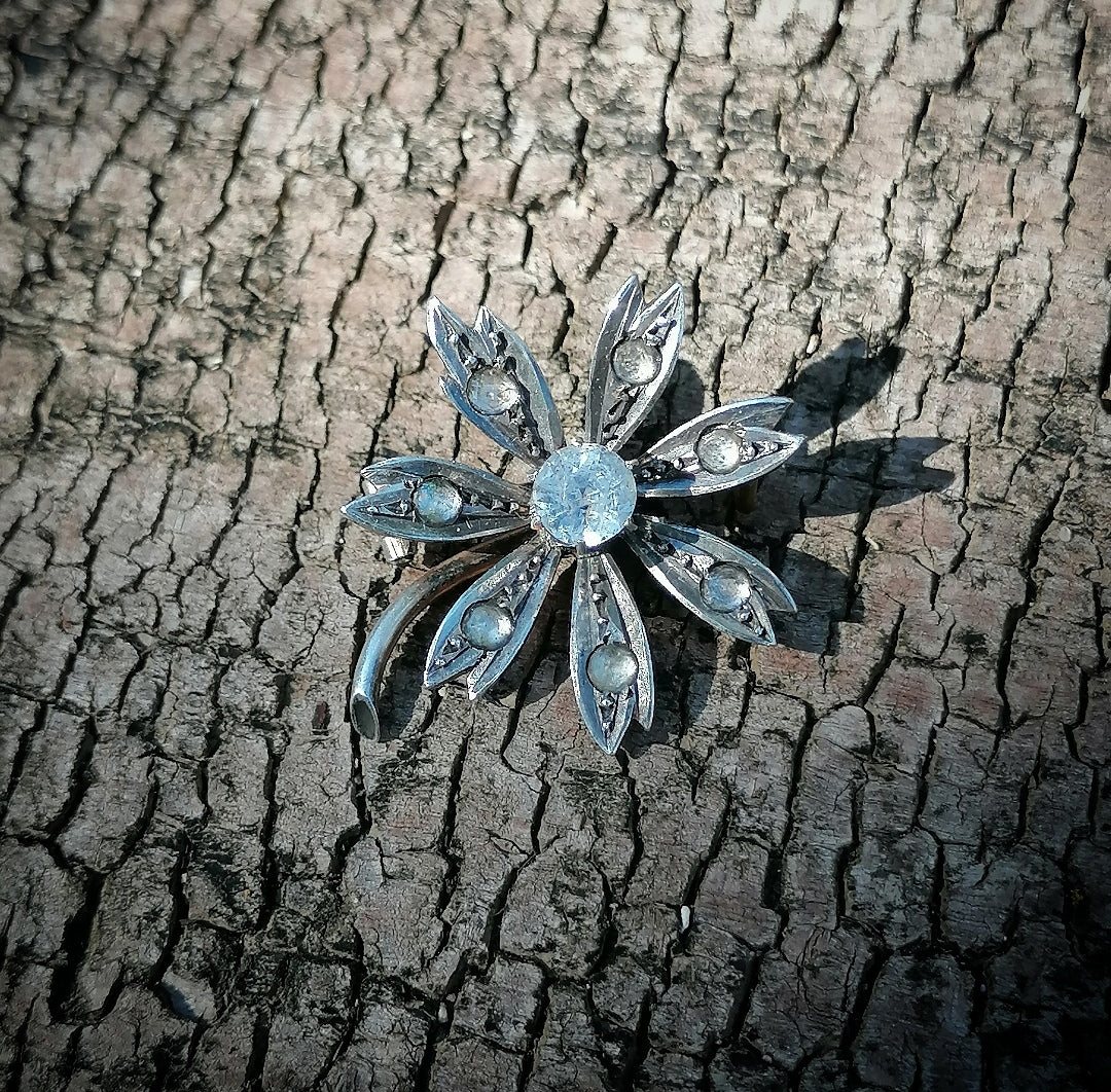 Broche florale ancienne en argent et pierres du Rhin