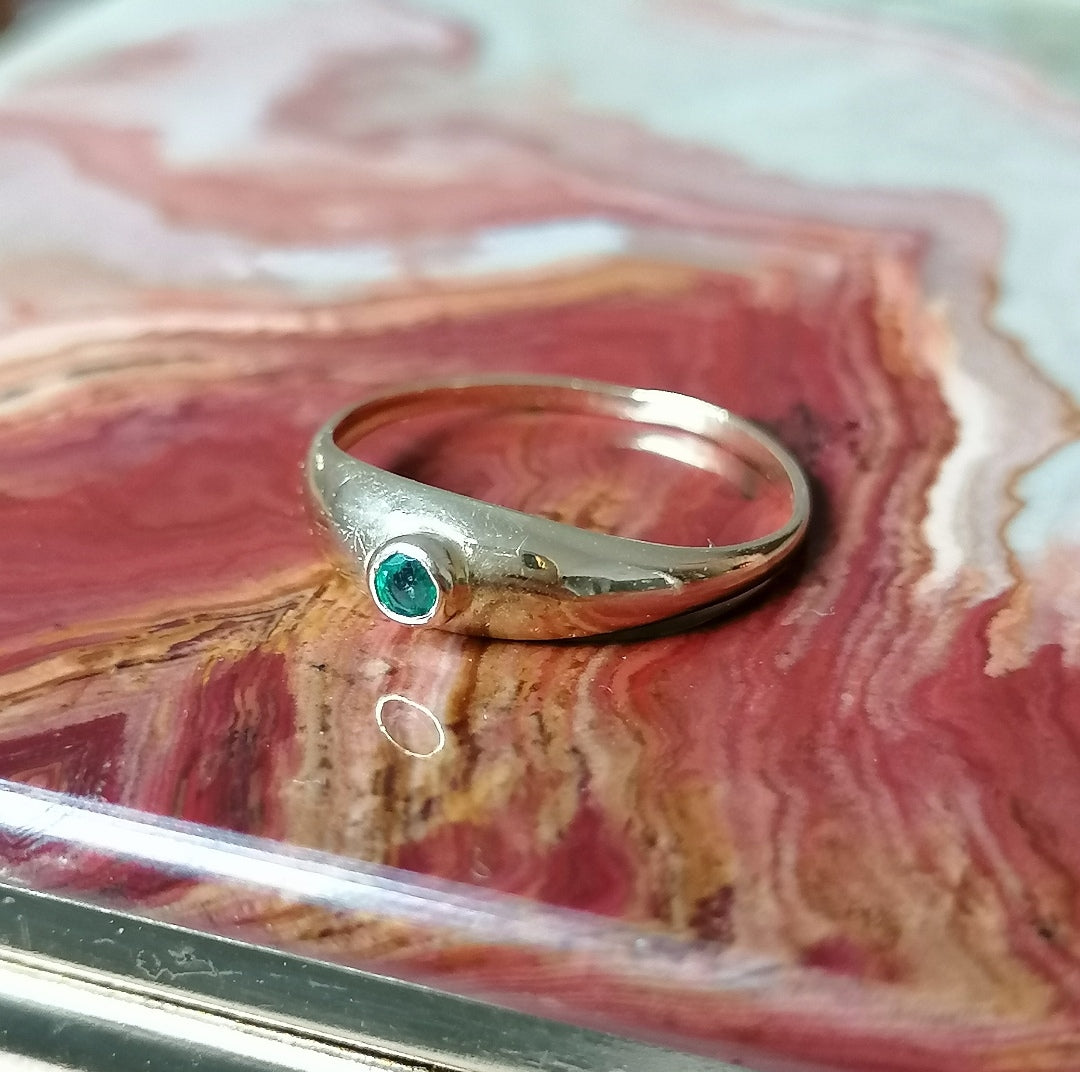 Bague jonc émeraude en or jaune 18kt