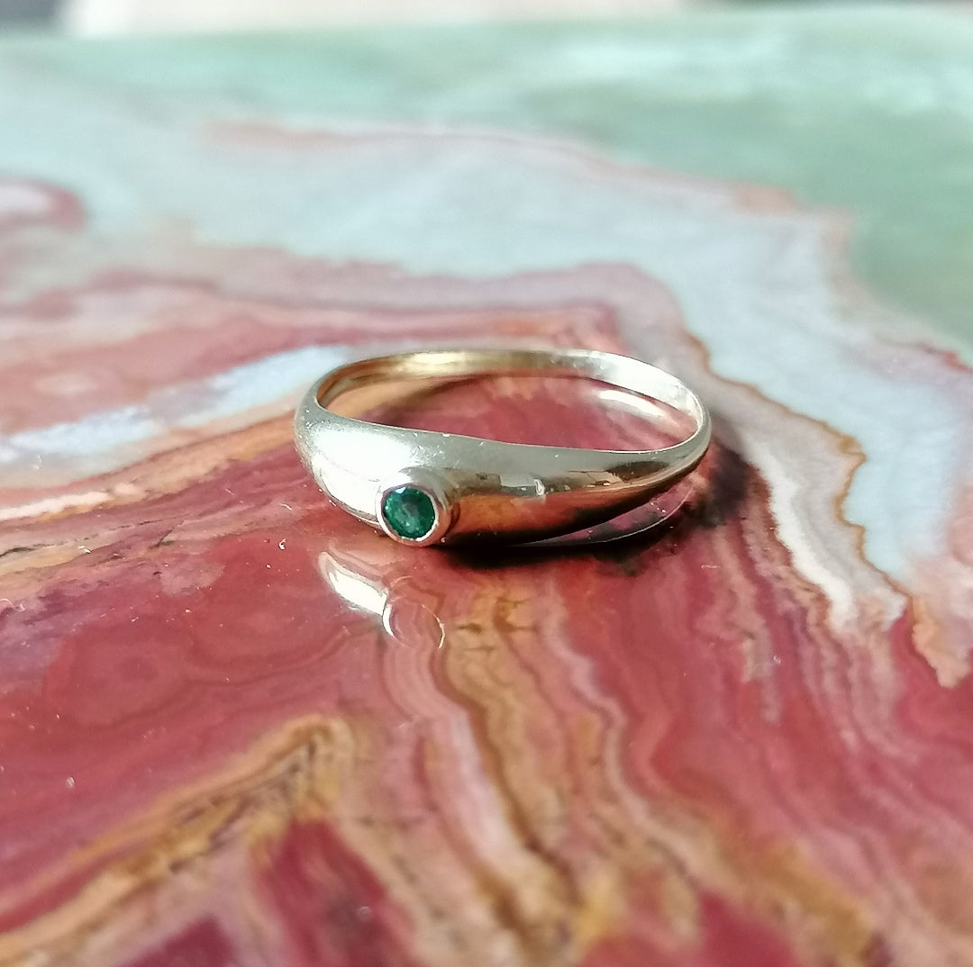 Bague jonc émeraude en or jaune 18kt
