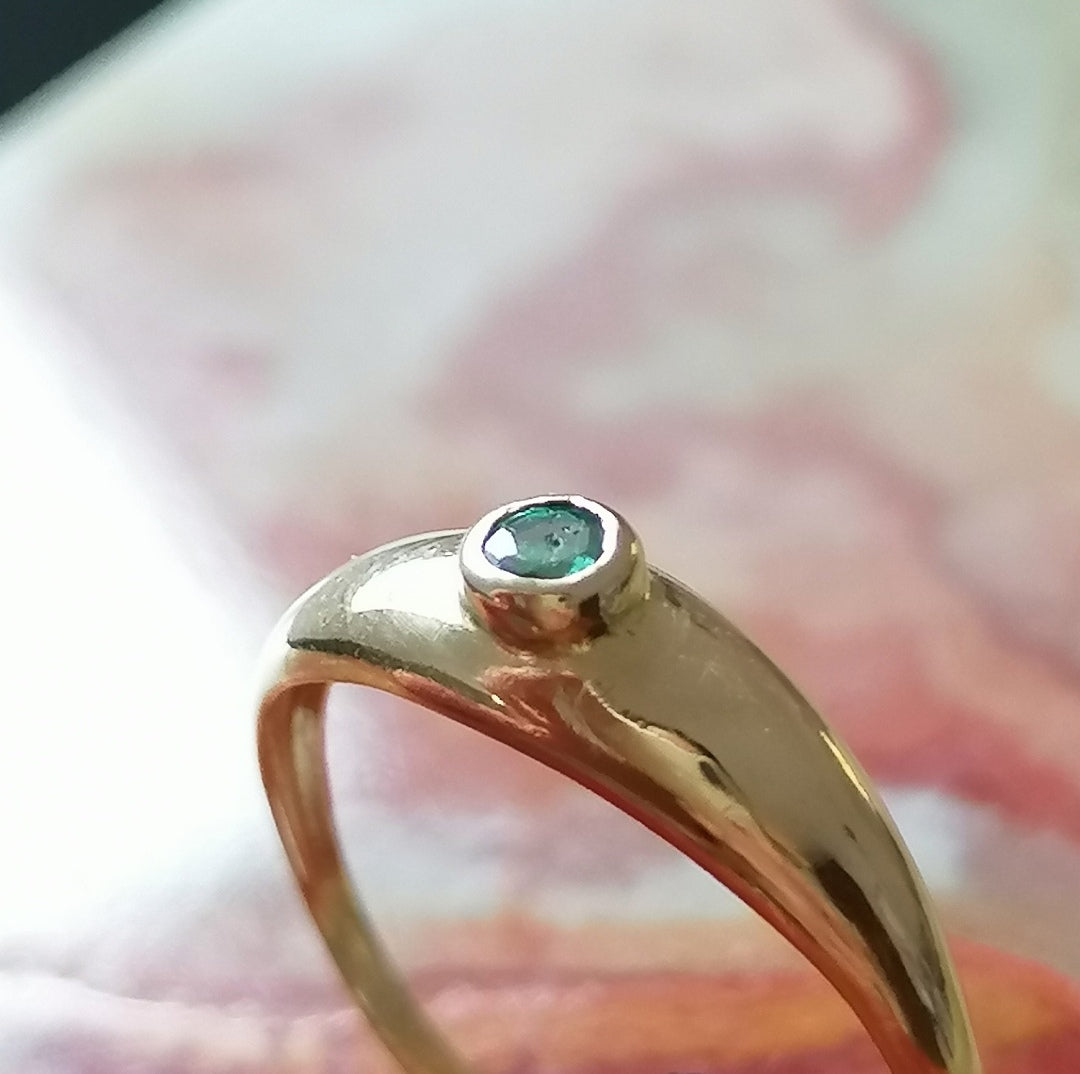 Bague jonc émeraude en or jaune 18kt