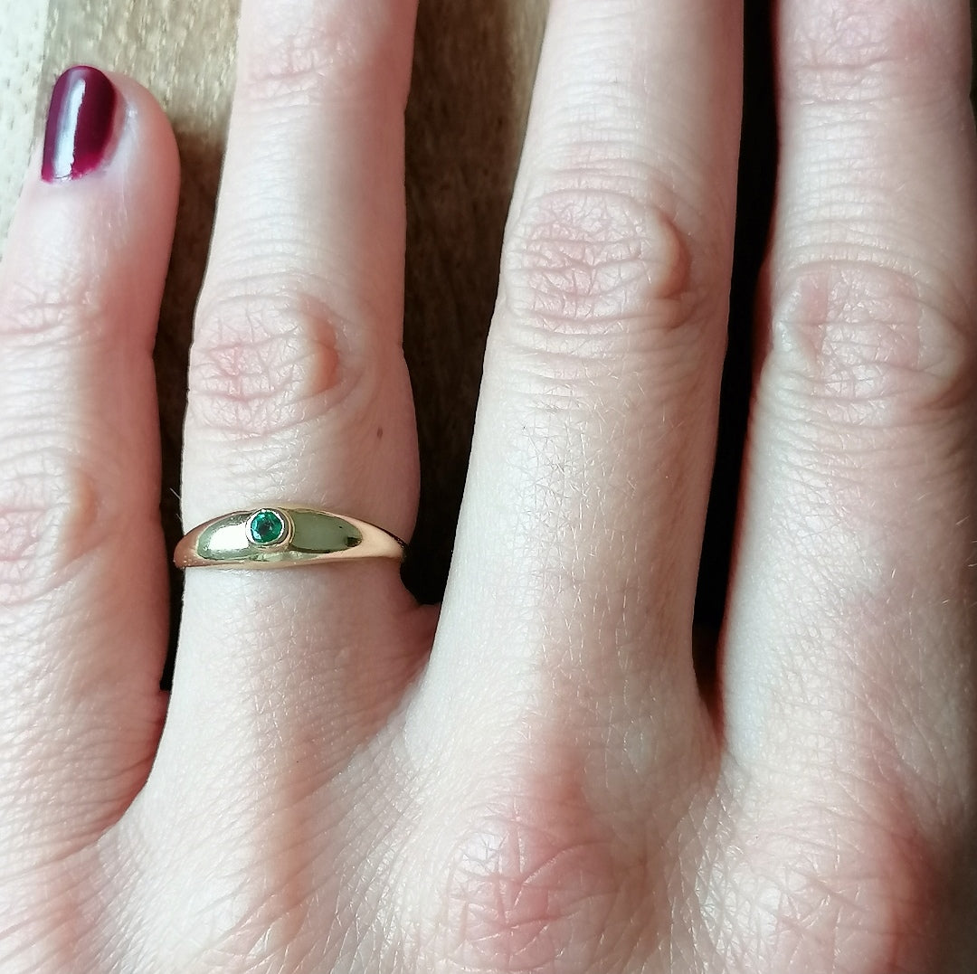 Bague jonc émeraude en or jaune 18kt