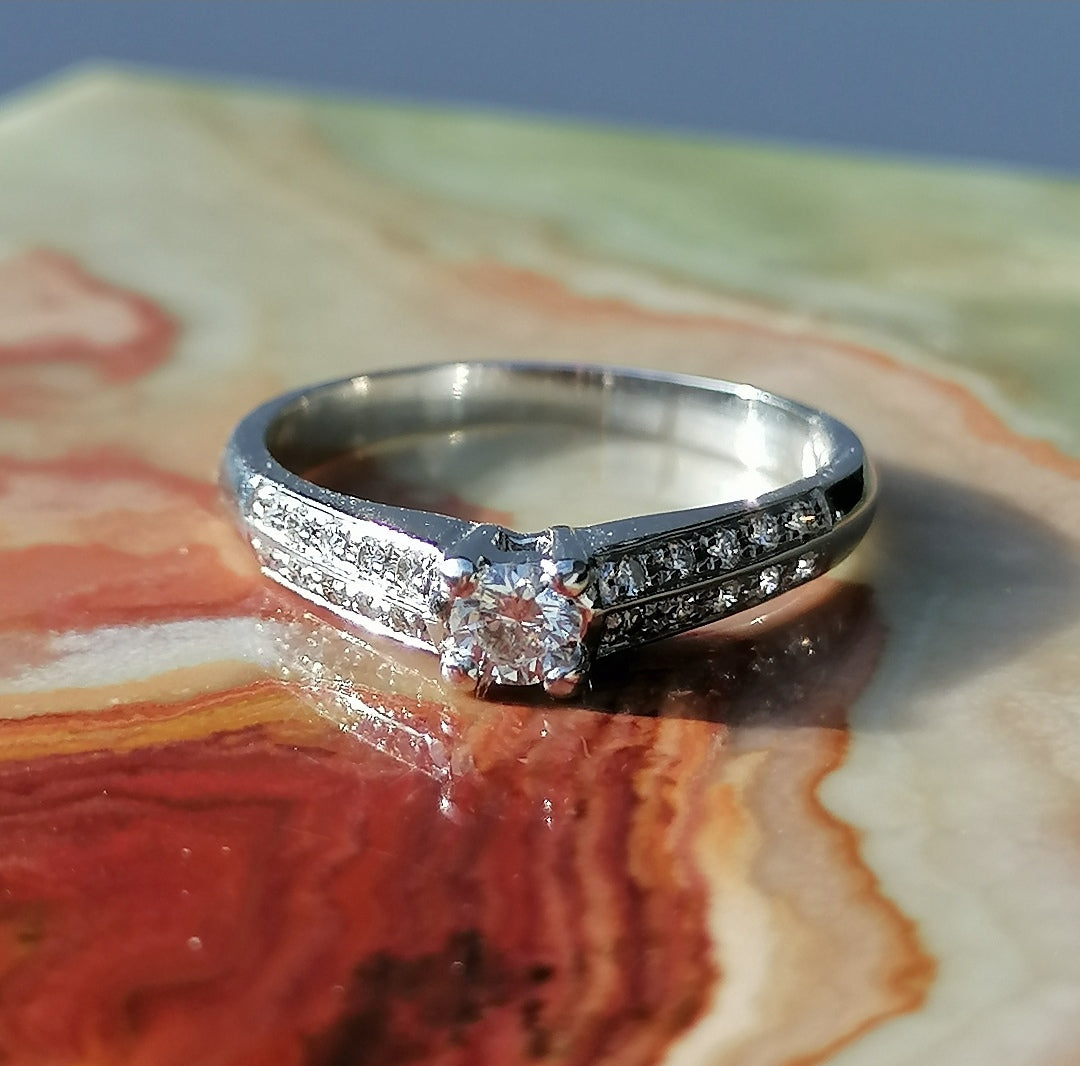 Bague de fiançailles diamants en or blanc 18kt